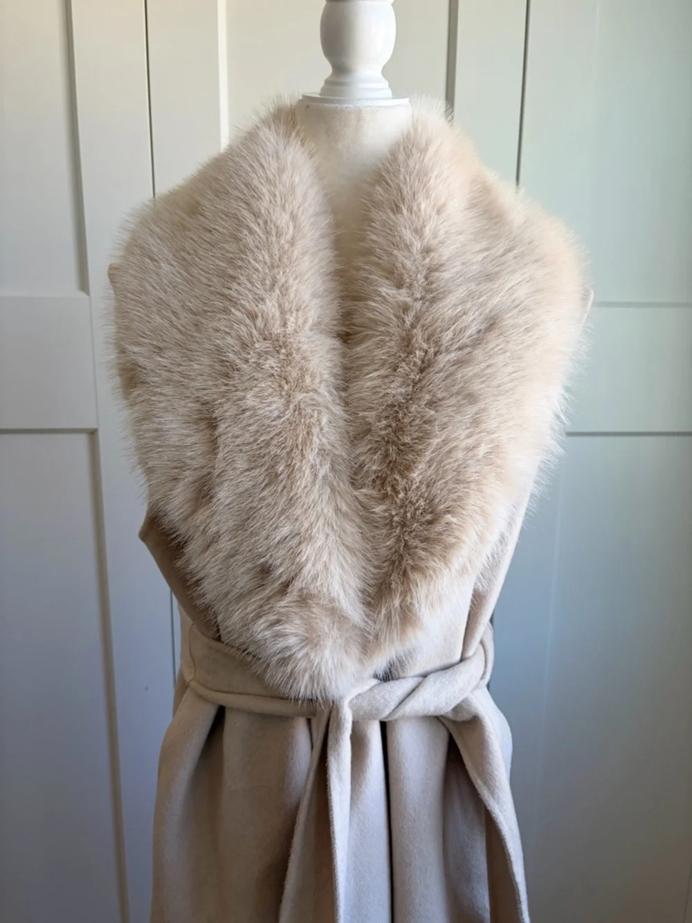 Zara Cream Sleeveless Belted Vest with Faux Fur Collar | S - Picture 4 of 7
